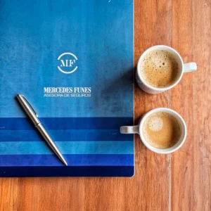 Mercedes Funes carpeta y- café